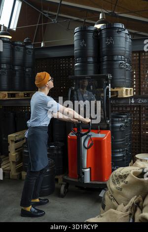 Barista cafetière homme dans le chapeau et le tablier se préparant au processus de préparation du café Banque D'Images