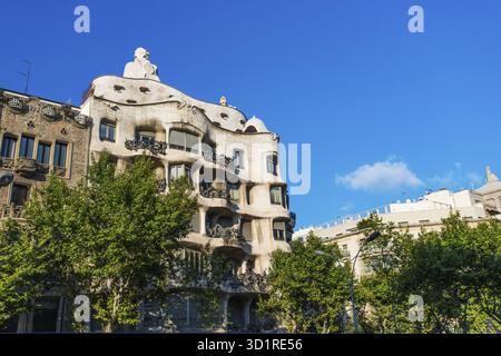 BARCELONE, ESPAGNE - 13 JUILLET : Casa Mila ou la Pedrera le 13 juillet 2012 à Barcelone, Espagne. Ce célèbre bâtiment a été conçu par Antoni Gaudi et en est un Banque D'Images