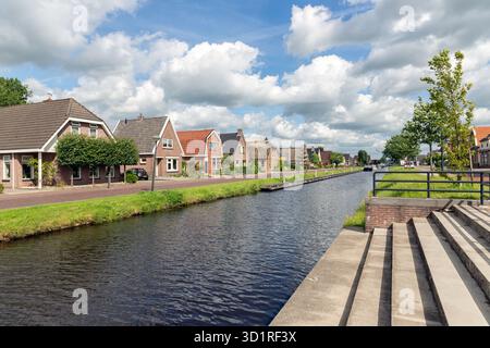 Dutch village Orthez en Frise de maisons le long d'un canal Banque D'Images