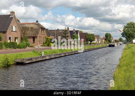 Dutch village Orthez en Frise de maisons le long d'un canal Banque D'Images