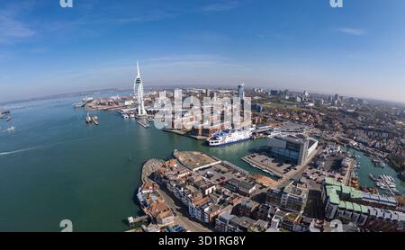 Vue aérienne panoramique grand angle de Spinnaker Tower, Port de Portsmouth, Hampshire, Royaume-Uni. Banque D'Images