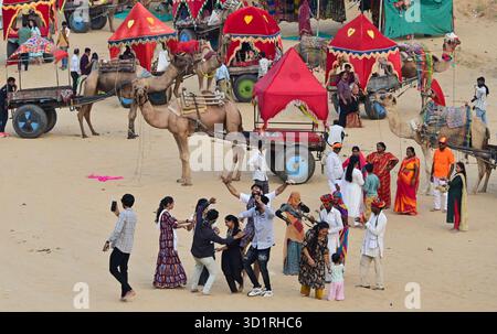 Pushkar, Inde. 27 octobre 2025. Foire annuelle de chameau à Pushkar, montre des milliers de commerçants de bétail de toute la région se rassemblant à la foire traditionnelle de chameau, où des animaux - principalement des chameaux - sont achetés et vendus. L'événement annuel est l'une des plus grandes foires de chameaux et de bétail au monde. Pushkar, Inde, le 27 octobre 2025. (Photo de Shaukat Ahmed/Pacific Press/Sipa USA) crédit : Sipa USA/Alamy Live News Banque D'Images