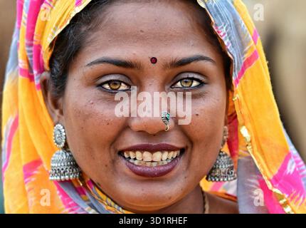 Pushkar, Inde. 27 octobre 2025. Foire annuelle de chameau à Pushkar, montre des milliers de commerçants de bétail de toute la région se rassemblant à la foire traditionnelle de chameau, où des animaux - principalement des chameaux - sont achetés et vendus. L'événement annuel est l'une des plus grandes foires de chameaux et de bétail au monde. Pushkar, Inde, le 27 octobre 2025. (Photo de Shaukat Ahmed/Pacific Press/Sipa USA) crédit : Sipa USA/Alamy Live News Banque D'Images