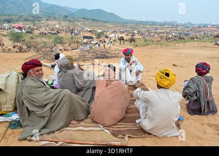 Pushkar, Inde. 27 octobre 2025. Foire annuelle de chameau à Pushkar, montre des milliers de commerçants de bétail de toute la région se rassemblant à la foire traditionnelle de chameau, où des animaux - principalement des chameaux - sont achetés et vendus. L'événement annuel est l'une des plus grandes foires de chameaux et de bétail au monde. Pushkar, Inde, le 27 octobre 2025. (Photo de Shaukat Ahmed/Pacific Press/Sipa USA) crédit : Sipa USA/Alamy Live News Banque D'Images