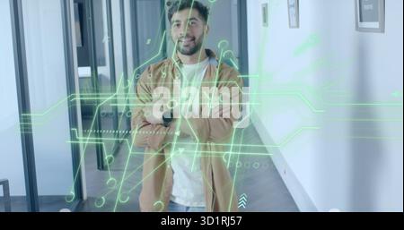 Homme debout portant une surchemise marron croisant les bras dans le couloir du bureau, avec une superposition holographique de circuit Banque D'Images
