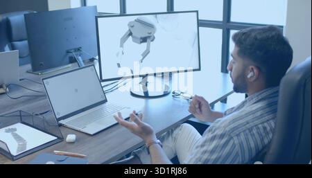 Concepteur modélisant la pince robotique sur le moniteur dans le bureau technologique moderne, avec tablette portable, espace de copie Banque D'Images