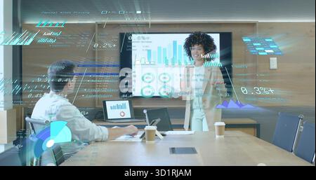 Geste femme d'affaires afro-américaine présentant des graphiques à l'écran dans la salle de réunion, avec ordinateur portable Banque D'Images