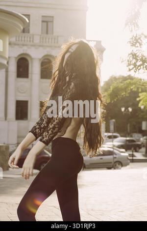 Femmes à la mode posant à l'extérieur contre-éclairé Banque D'Images