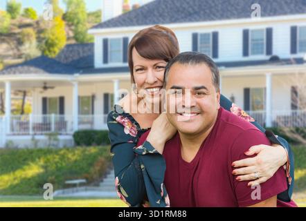 Mixte Race jeune couple adulte Portrait en face de la belle maison Banque D'Images