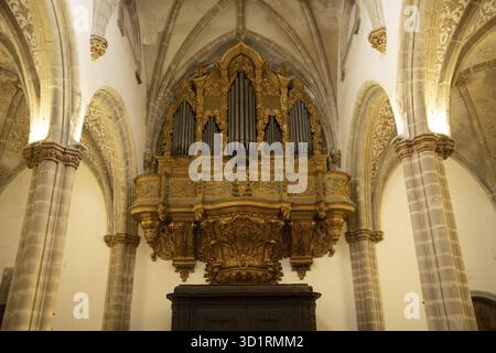 Elvas, Alentejo - Portugal - 10-06-2024 : orgue magnifique dans l'ancienne cathédrale d'Elvas, aujourd'hui église paroissiale, avec des sculptures dorées, des décorations complexes Banque D'Images