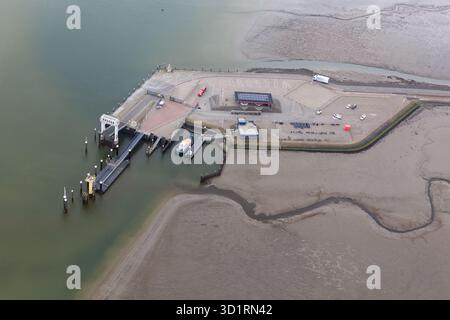Vue aérienne de l'île néerlandaise Schiermonnikoog avec Pier et du terminal ferry Banque D'Images