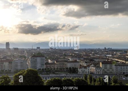 Sevilla, Sevilla - Espagne â€“ 04-19-2024 : une vue panoramique du paysage urbain de Turin au crépuscule, avec la mole Antonelliana visible Banque D'Images