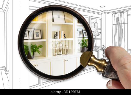 Main tenant la loupe révélant la finition intégrée sur le dessin Banque D'Images