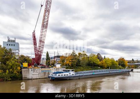 Neue Behelfsbrücke über den Neckar. Mit einem Kran wird die Fußgängerbrücke über den Fluss geboten. Die 70 Meter lange und 125 Tonnen schwere Stahlbrücke dient als Ersatz für die Alte Rosensteinbrücke, die baufällig War und deshalb abgerissen wurde. // 26.10.2025. Stuttgart, Bade-Württemberg, Deutschland *** Nouveau pont temporaire sur le Neckar Une grue est utilisée pour soulever le pont piétonnier sur le fleuve le pont en acier de 70 mètres de long et de 125 tonnes remplace l'ancien pont Rosenstein, qui a été délabré et donc démoli 26 10 2025 Stuttgart, Bade-Württemberg, Allemagne Banque D'Images