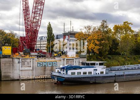 Neue Behelfsbrücke über den Neckar. Mit einem Kran wird die Fußgängerbrücke über den Fluss geboten. Die 70 Meter lange und 125 Tonnen schwere Stahlbrücke dient als Ersatz für die Alte Rosensteinbrücke, die baufällig War und deshalb abgerissen wurde. // 26.10.2025. Stuttgart, Bade-Württemberg, Deutschland *** Nouveau pont temporaire sur le Neckar Une grue est utilisée pour soulever le pont piétonnier sur le fleuve le pont en acier de 70 mètres de long et de 125 tonnes remplace l'ancien pont Rosenstein, qui a été délabré et donc démoli 26 10 2025 Stuttgart, Bade-Württemberg, Allemagne Banque D'Images