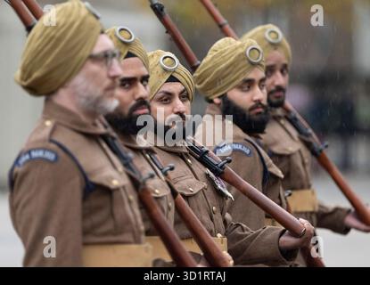 Caserne de Wellington, Londres, Royaume-Uni. 29 octobre 2025. 1914 Sikhs est une troupe de marche cérémonielle dédiée à honorer les milliers de soldats sikhs qui ont servi pendant la première Guerre mondiale et au-delà. Vêtu d'uniformes d'infanterie sikhs authentiques de la première Guerre mondiale, avec un fusil Lee-Enfield fidèle à l'époque, chaque membre incarne la fière tradition martiale du soldat sikh. La troupe s'efforce de garder leur service, leurs sacrifices et leur héritage vivants pour les nouvelles générations. La parade cérémonielle complète se déroule sous de fortes pluies avec la Band of the Irish Guards. Crédit : Malcolm Park/Alamy Live News Banque D'Images