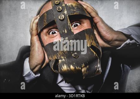 Tirant, homme d'affaires dangereux avec masque de fer et expressions Banque D'Images