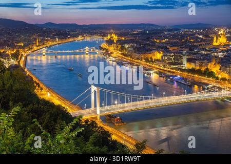 Vue aérienne Budapest avec Elizabeth Bridge et le pont à chaînes sur Danube Banque D'Images