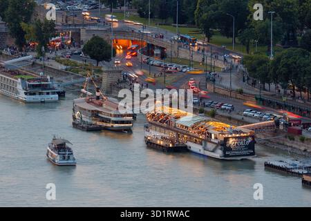 Vue aérienne le long Budapest Danube avec plusieurs navires amarrés partie Banque D'Images
