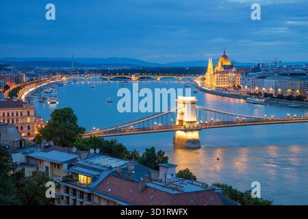 Coucher du soleil le long de Danube de Budapest avec le Pont des Chaînes et le Parlement Banque D'Images