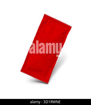 Paquet blanc de condiment rouge flottant isolé sur fond blanc Banque D'Images
