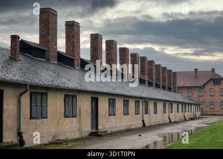 Bâtiments du camp de concentration Auschwitz à un jour de pluie Banque D'Images