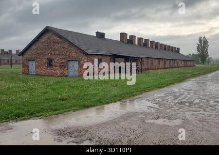 Bâtiments du camp de concentration Auschwitz à un jour de pluie Banque D'Images