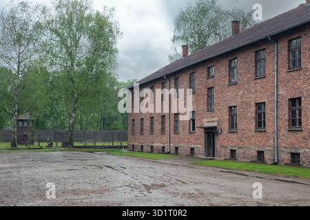 Bâtiments du camp de concentration Auschwitz à un jour de pluie Banque D'Images