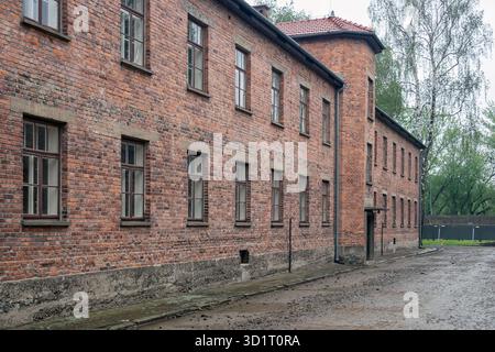 Bâtiments du camp de concentration Auschwitz à un jour de pluie Banque D'Images