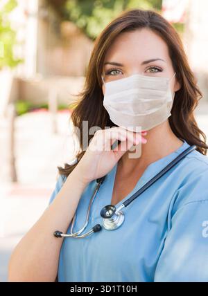 Femme médecin ou infirmière portant un masque facial protecteur Banque D'Images