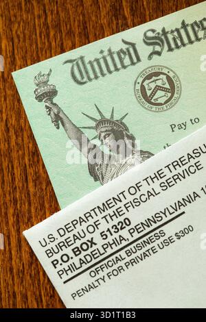 United States Internal Revenue Service, IRS, Check and Corner of Envelope Banque D'Images