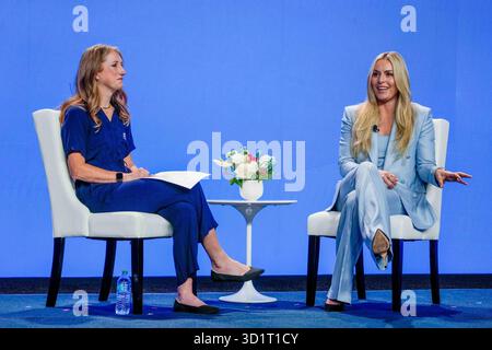 La skieuse alpine Lindsey Vonn est interviewée par Courtney Harkins, directrice marketing du ski et du snowboard aux États-Unis (à gauche) lors du Team USA Media Summit, le 18 octobre 2025 au Javits Center, New York, NY. (Dylan Stewart / image of Sport) Banque D'Images