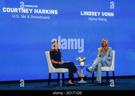 La skieuse alpine Lindsey Vonn est interviewée par Courtney Harkins, directrice marketing du ski et du snowboard aux États-Unis (à gauche) lors du Team USA Media Summit, le 18 octobre 2025 au Javits Center, New York, NY. (Dylan Stewart / image of Sport) Banque D'Images