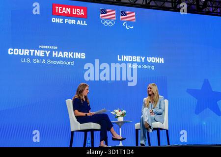 La skieuse alpine Lindsey Vonn est interviewée par Courtney Harkins, directrice marketing du ski et du snowboard aux États-Unis (à gauche) lors du Team USA Media Summit, le 18 octobre 2025 au Javits Center, New York, NY. (Dylan Stewart / image of Sport) Banque D'Images