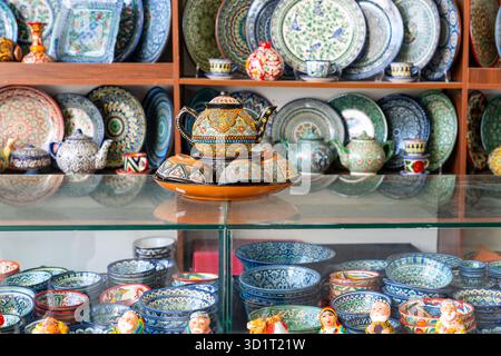 Samarkand, Ouzbékistan-13 août 2023 : boutique de céramique traditionnelle au bazar Siyob à Samarkand par une journée ensoleillée Banque D'Images