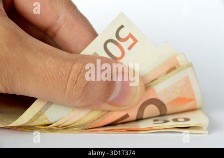 gros plan de la main un homme d'affaires prospère comptant ses profits avec de l'argent Banque D'Images