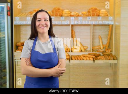 Portrait d'une femme attirante travaillant dans une boulangerie Banque D'Images