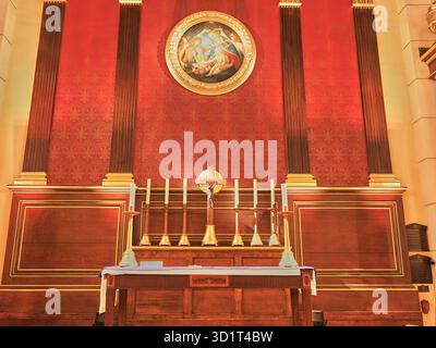 Autel avec crucifix et bougies dans le sanctuaire de l'église chrétienne St Paul (l'église des acteurs), Covent Garden, Londres, Angleterre. Banque D'Images
