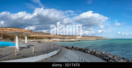 Remblai d'une plage de banlieue sur la mer Noire Banque D'Images