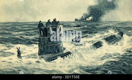 Équipage de U-boot ALLEMAND regardant le naufrage d'un navire britannique pendant la bataille de l'Atlantique dans la seconde Guerre mondiale. Certains survivants peuvent être vus dans de petits bateaux. Artiste inconnu. L'image reflète une image similaire de WW1 par l'artiste allemand Willy Stower Banque D'Images
