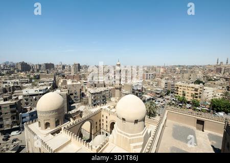 Vue en haut angle surplombant le paysage urbain dense du Caire, Egypte Banque D'Images