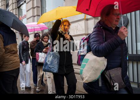 Londoniens et visiteurs de la capitale marchent le long de Piccadilly pendant une journée de temps pluvieux d'automne, le 29 octobre 2025, à Londres, en Angleterre. Banque D'Images
