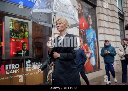 Londoniens et visiteurs de la capitale marchent le long de Piccadilly pendant une journée de temps pluvieux d'automne, le 29 octobre 2025, à Londres, en Angleterre. Banque D'Images