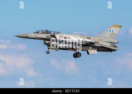 Beja, Portugal - 1er octobre 2025 - F-16 de l'armée de l'air grecque du 335e escadron avec livrée spéciale Tiger Meet. Banque D'Images