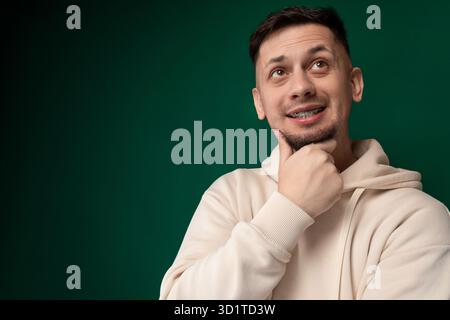 Man in White Hoodie posant pour photo Banque D'Images