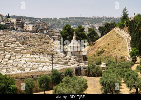 Tombe d'Absalom dans la vallée du Kidron à Jérusalem avec cimetière juif Banque D'Images