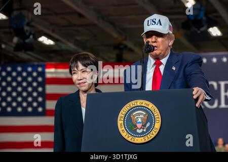 Yokosuka, Japon. 28 octobre 2025. Le président américain Donald Trump, au centre, rejoint par le premier ministre japonais Sanae Takaichi, à gauche, prononce un discours aux marins et aux Marines dans la baie du hangar du porte-avions de classe Nimitz USS George Washington amarré pierside aux activités de la flotte Yokosuka, le 28 octobre 2025 à Yokosuka, Japon. Crédit : MC3 Jack Barnell/US Navy photo/Alamy Live News Banque D'Images