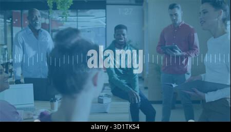 Équipe de collaboration de six portant des affaires décontractées dans le bureau avec un dossier de tasse à café tablette pour ordinateur portable Banque D'Images