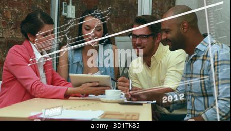 S'appuyant sur quatre collègues collaborant autour de la table de la salle de réunion, avec tablette et bloc-notes Banque D'Images