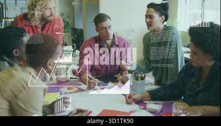 Équipe de projet collaboratrice pointant le papier coloré sur la table dans la salle de réunion, avec superposition de graphiques Banque D'Images